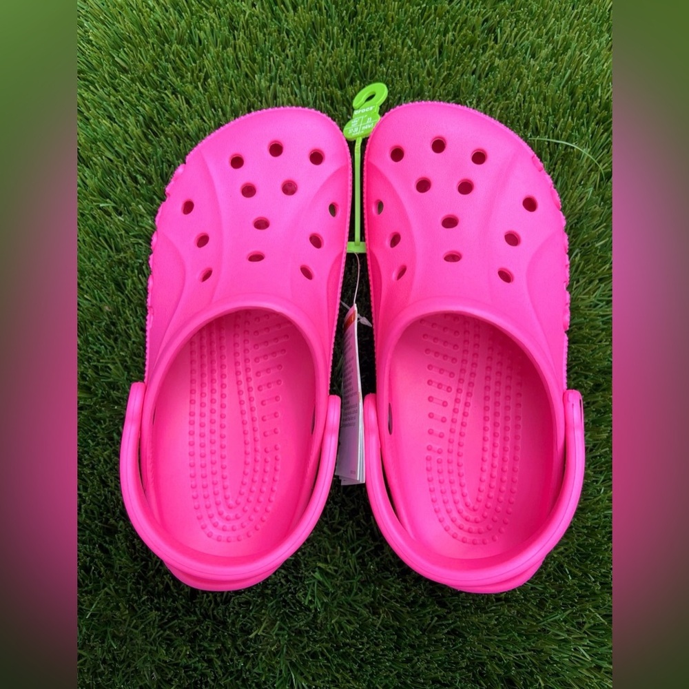 Baya Crocs Electric Pink Women Size 7
